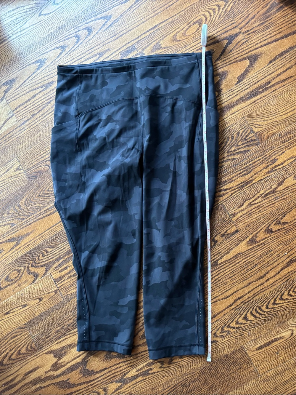 Women’s sz 14 crop black/grey Camo Lululemon tights super condition, no pilling!